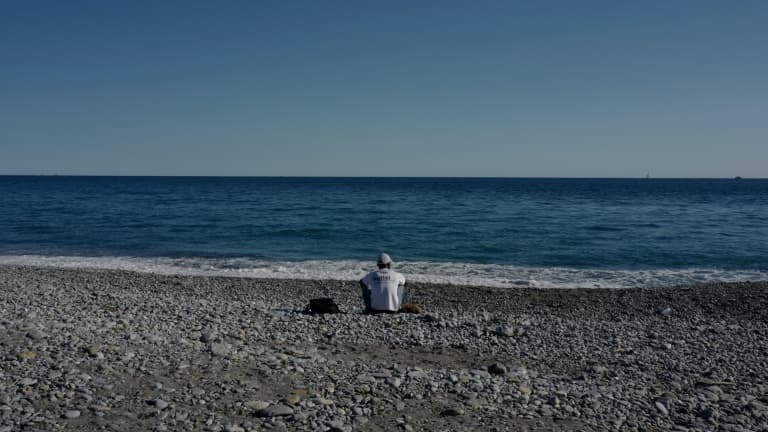 Une personne migrante sur la plage, à Vintimille, le 5 août 2020, après que le Centre de la Croix-Rouge qui hébergeait les candidats à la traversée de la frontière italo-française a été fermé (photo d'illustration)