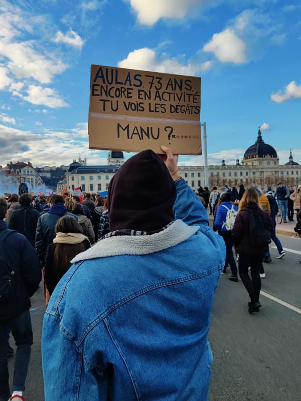 Un manifestant contre le projet de réforme des retraites le 31 janvier 2023 à Lyon. @hugob068/Twitter