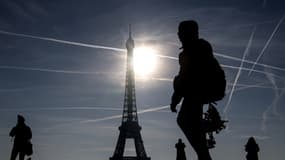 Un vendeur à la sauvette près de la Tour Eiffel en février 2019. 