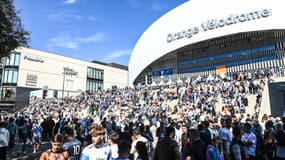Des supporteurs de l'OM aux abords du Vélodrome avant un match de Ligue 1, septembre 2024