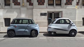 A gauche, la Citroën AMI, à droite, la Microlino, deux modèles de mini-voitures.