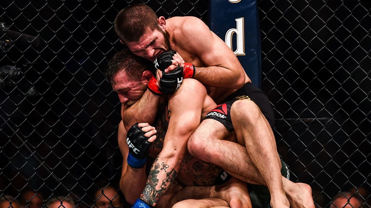 Khabib Nurmagomedov (position supérieur) lors de son combat contre Conor McGregor en octobre 2018
