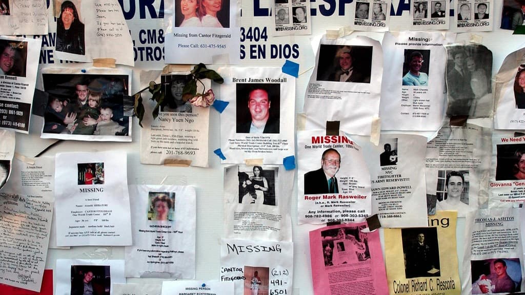 Des avis de recherche postés à Union Square le 19 septembre 2001, huit jours après l'effondrement des deux tours.
Des avis de recherche postés à Union Square le 19 septembre 2001, huit jours après l'effondrement des deux tours.