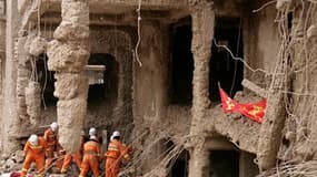 Les sauveteurs tentent de retrouver les centaines de personnes portées disparues à Zhouqu,dans le nord de la Chine, où des coulées de boue ont fait au moins 127 morts. /Photo prise le 9 août 2010/REUTERS/China Daily