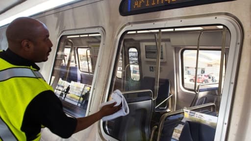 Un agent du métro de Washington effectue un nettoyage des vitres, à l'aéroport Ronald Reagan, le 13 avril 2015