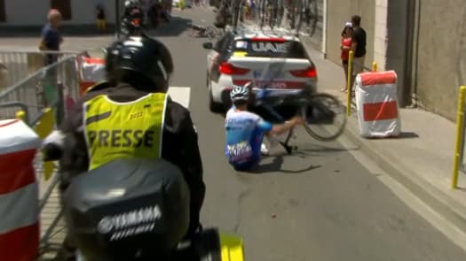 Jack Bauer à terre après sa chute lors de la 18e étape du Tour de France, entre une moto et une voiture Jack Bauer à terre après sa chute lors de la 18e étape du Tour de France, entre une moto et une voiture
