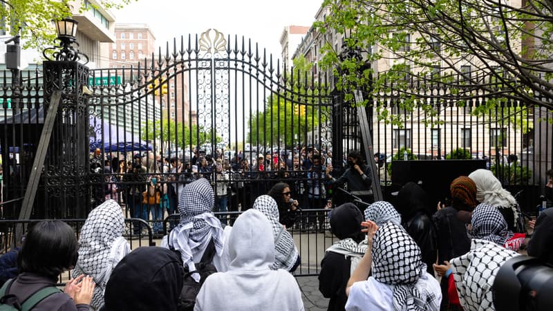 Des étudiants pro-palestiniens chantent près d'une entrée de l'université Columbia, le 30 avril 2024 à New York. 