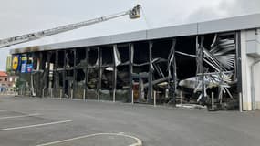 Un magasin Lidl incendié et dégradé le 29 juin 2023 à Wattrelos (Nord) à la suite de la mort de Nahel tué par un tir de policier.  