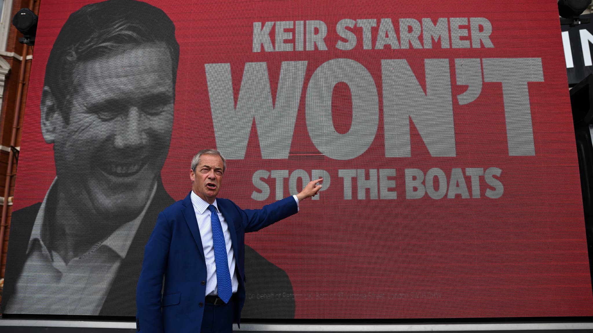 Nigel Farage devant une affiche de campagne, affirmant que Keir Starmer, chef du parti travailliste, "n'arrêtera pas les bateaux", en référence aux migrants qui traversent la Manche. Nigel Farage devant une affiche de campagne, affirmant que Keir Starmer, chef du parti travailliste, "n'arrêtera pas les bateaux", en référence aux migrants qui traversent la Manche.