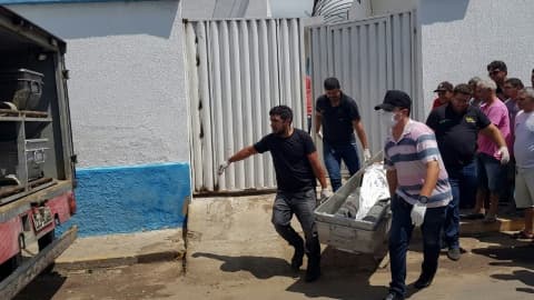 Des légistes transportent les corps de victimes après une tentative de hold-up dans une banque à Milagres, le 7 décembre 2018 au Brésil