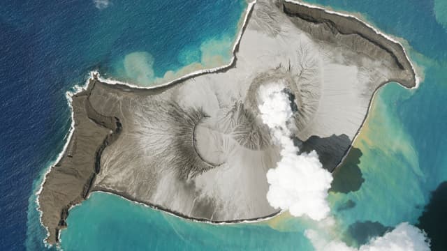 Vue de l'éruption aux Tonga samedi.