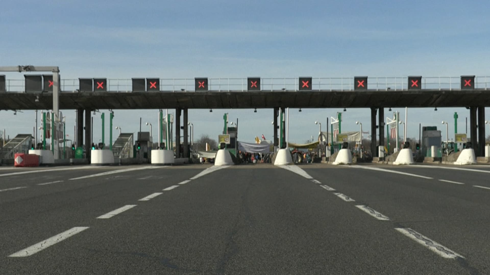 Colère des agriculteurs le blocage du péage de SaintQuentinFallavier sur l'A43 levé