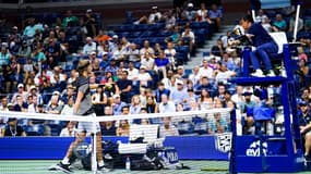 Le moment où Alexander Zverev a interpellé l'arbitre dans le quatrième de son huitième de finale face à Jannik Sinner, le 5 septembre 2023, à l'US Open.