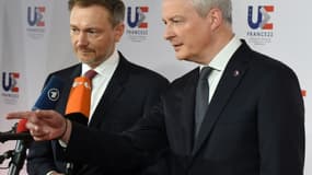 Le ministre français de l'Economie Bruno le Maire (d) et son homologue allemand Christian Lindner, à Paris le 25 février 2022