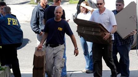 Agents du FBI après une perquisition au domicile de Faisal Shahzad, à Bridgeport, dans le Connecticut. Ce jeune Américain d'origine pakistanaise interpellé dans l'enquête sur l'attentat avorté de Times Square le 1er mai a déclaré aux enquêteurs avoir agi