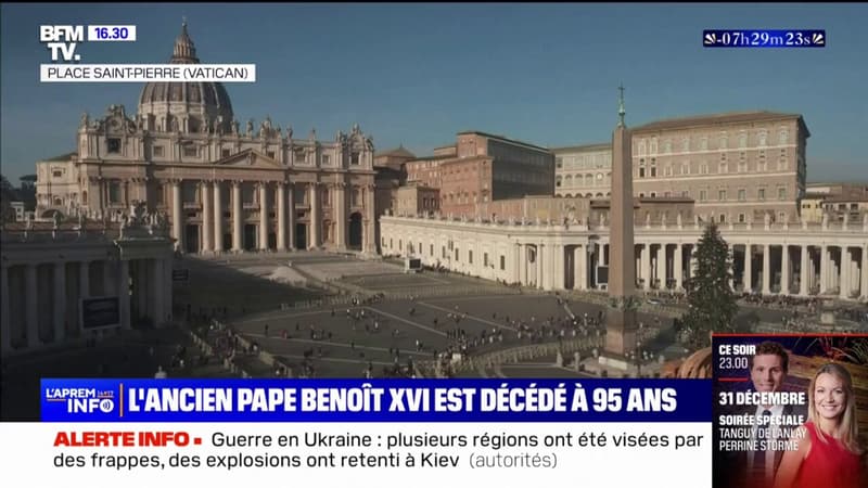 Les fidèles rendent hommage à l'ancien pape Benoît XVI