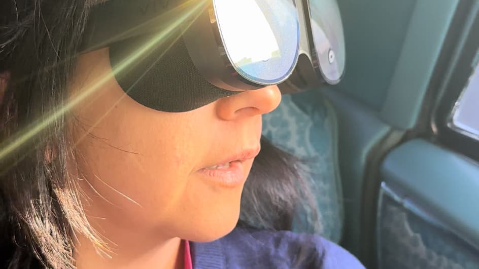 Le HTC Vive Flow permet de jouer dans la voiture en réalité virtuelle Le HTC Vive Flow permet de jouer dans la voiture en réalité virtuelle