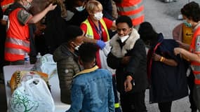 Des migrants secourus par le navire Ocean Viking de l'ONG SOS Méditerranée reçoivent des vêtements de la Croix-Rouge après leur arrivée dans un centre de vacances sur la presqu'île de Giens, le 11 novembre 2022 à Hyères.