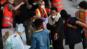 Des migrants secourus par le navire Ocean Viking de l'ONG SOS Méditerranée reçoivent des vêtements de la Croix-Rouge après leur arrivée dans un centre de vacances sur la presqu'île de Giens, le 11 novembre 2022 à Hyères