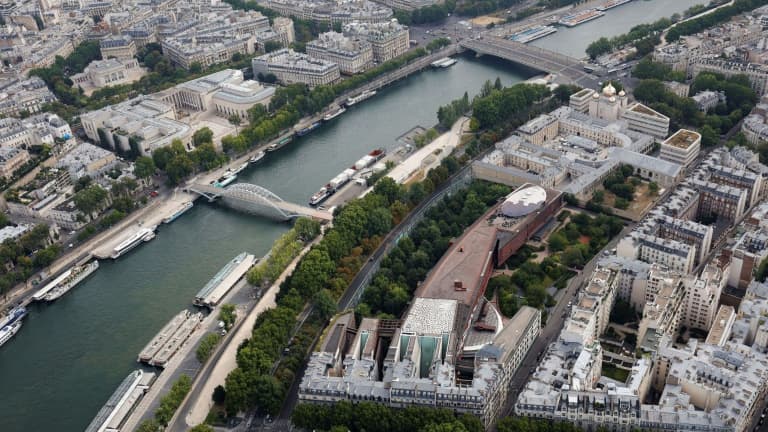 Une vue aérienne de Paris et de la Seine, prise le 15 juillet 2020, depuis le sommet de la Tour Eiffel