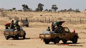 Insurgés sur le front à Ajdabiah. Selon les insurgés, quatre rebelles et huit combattants de Mouammar Kadhafi ont été tués dans les combats qui font rage dans la ville stratégique d'Ajdabiah (est), considérée comme un "verrou" stratégique contrôlant l'acc