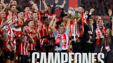 Ernesto Valverde et les joueurs de l'Athletic Bilbao, vainqueur de l'édition 2024 de la Coupe du Roi, le 6 avril 2024.
