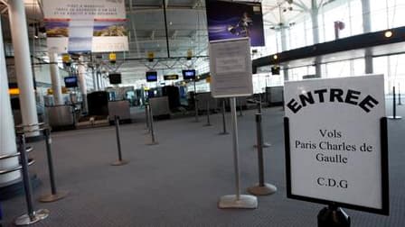 A l'aéroport de Marseille, samedi. Outre les 28 aéroports d'une grande moitié nord de la France déjà fermés jusqu'à lundi, les aéroports de Nice et Marseille seront bloqués dimanche à partir de 6h00. En revanche, les aéroports du sud-ouest de la France re