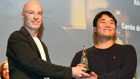 L'auteur et président du jury du festival de Gérardmer Bernard Werber et le réalisateur sud-coréen, Jason Yu, vainqueur du Grand Prix pour son film "Sleep", le 28 janvier 2024.