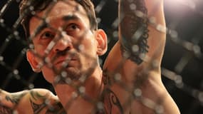 Max Holloway lors de son combat contre Alexander Volkanovski à l'UFC 276 en juillet 2022 à Las Vegas
