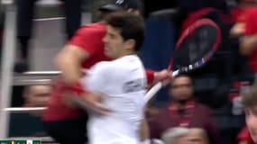 Zizou Bergs percute Cristian Garin lors du match de Coupe Davis Belgique-Chili, le 2 février 2025.