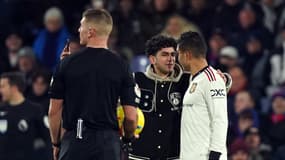 Casemiro prend une photo avec un supporter en plein match