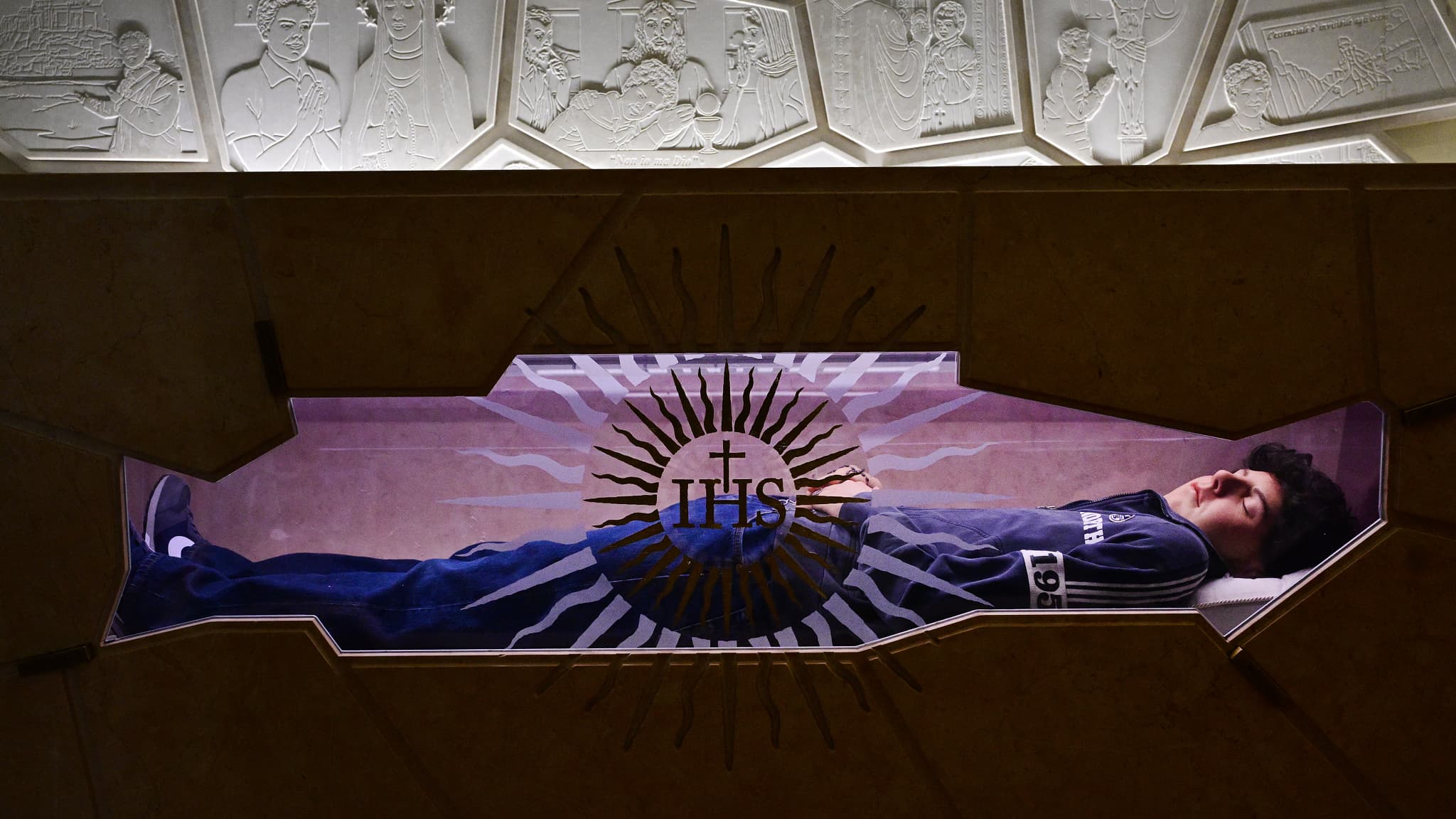 Le corps de Carlo Acutis exposé dans l'église Sainte-Marie-Majeure, à Assise (Italie), le 3 avril 2025 Le corps de Carlo Acutis exposé dans l'église Sainte-Marie-Majeure, à Assise (Italie), le 3 avril 2025