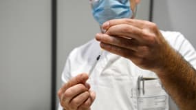 Un médecin prépare une seringue de vaccin contre le Covid-19, à Nancy, le 13 janvier 2021