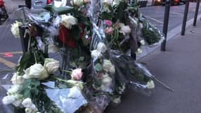 Des fleurs déposées en hommage à Sixtine, sur les lieux de l'accident dans le 16e arrondissement.