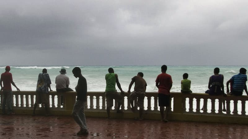 Des habitants de Bahoruco, en République dominicaine, surveillent le ciel