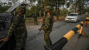 Des membres de l'armée colombienne gardent une route nationale à Arauca, en Colombie, à la frontière avec le Venezuela, le 22 janvier 2022 (photo d'illustration).

