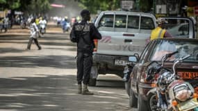 Un policier en patrouille dans une rue de Maroua, dans le nord du Cameroun, près de la frontière avec le Nigeria, le 16 septembre 2016