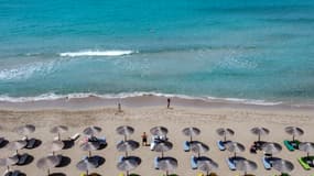 Des parasols sur la plage de Falassarna, en Crète, en mai 2021. 