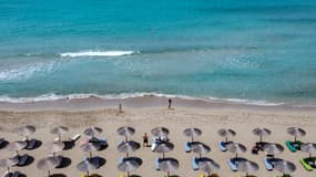 Des parasols sur la plage de Falassarna, en Crète, en mai 2021.
