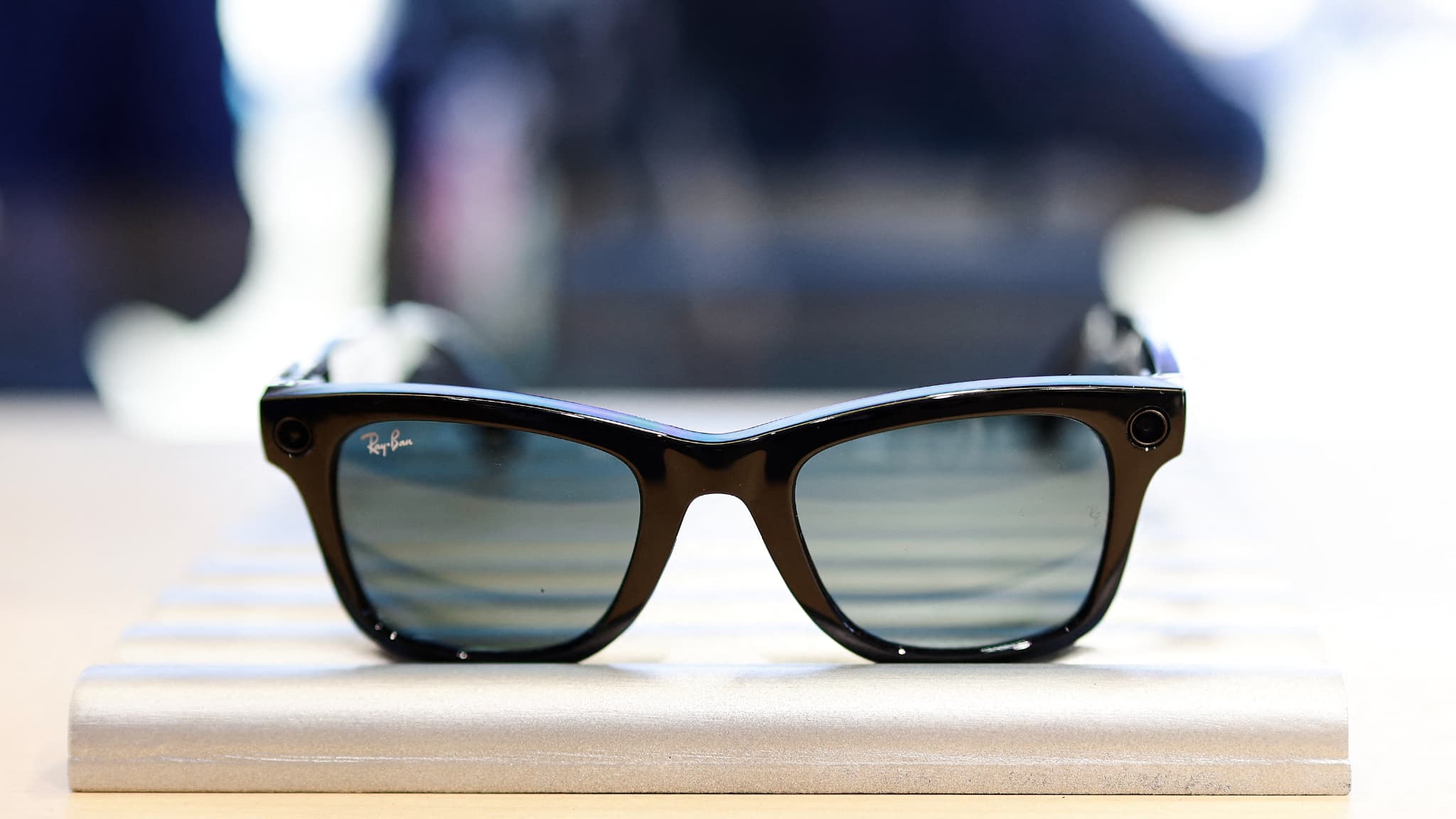 Meta a déposé un brevet pour des lunettes connectées qui utilisent la reconnaissance faciale pour identifier des personnes et créer des vidéos d'elles en train de réaliser des actions