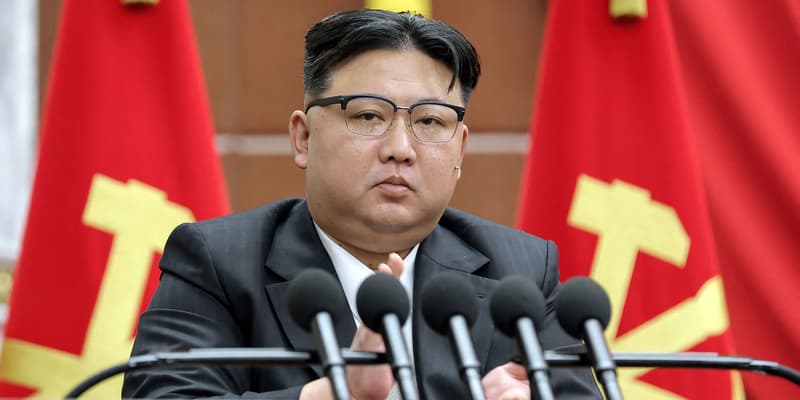 Le dirigeant nord-coréen Kim Jong Un lors d'une réunion du comité central du Parti des travailleurs de Corée, le 30 décembre 2023