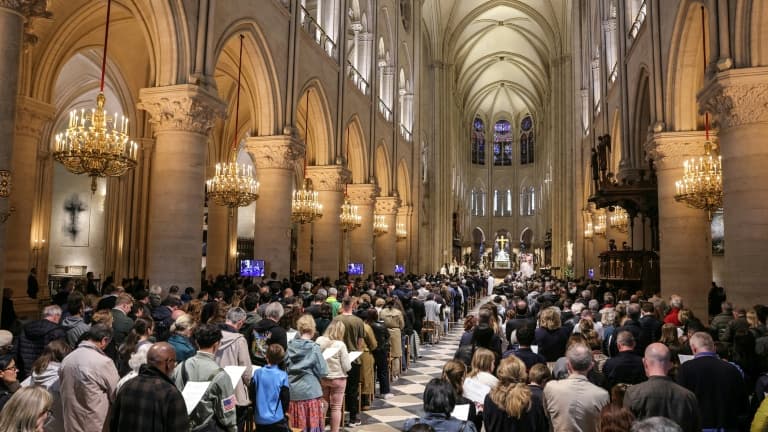 Des fidèles assistent à une messe solennelle pour le défunt pape François à la veille de ses funérailles, à la cathédrale Notre-Dame de Paris à Paris, le 25 avril 2025