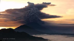 À Bali, ce volcan crache des cendres et perturbe le trafic aérien