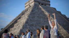 Le soleil s'est levé vendredi sur les ruines des anciennes cités mayas du sud du Mexique, comme ici à Chichen Itza, où des groupes de mystiques, de hippies et de touristes venus du monde entier se sont donnés rendez-vous pour célébrer le début d'une "ère