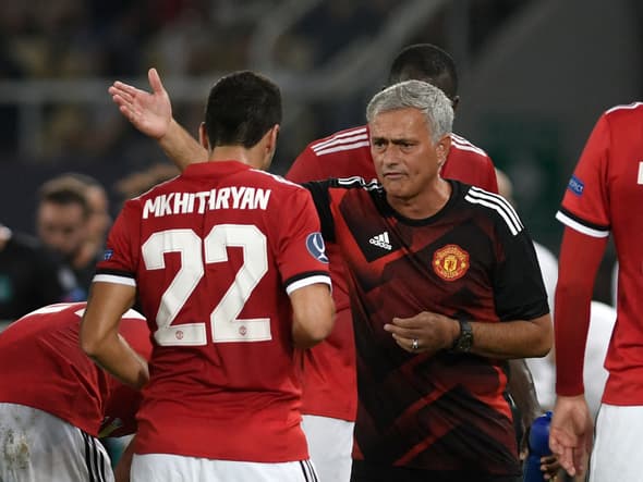 Henrikh Mkhitaryan et José Mourinho lors du match UEFA Super Cup match entre le Real Madrid et Manchester United le 8 août 2017