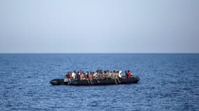 Des migrants attendent d'être secourus le 6 août 2017