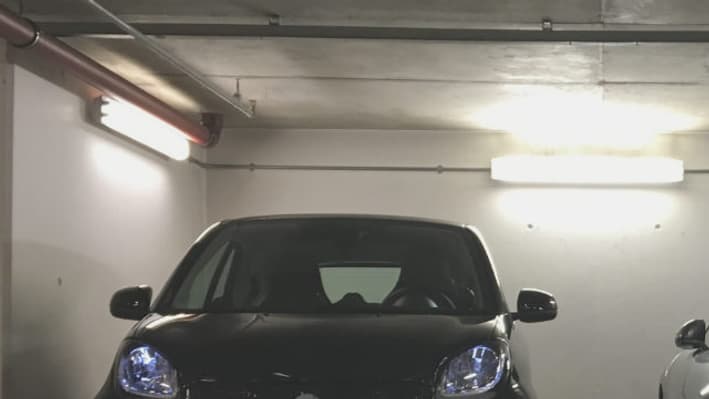 La Smart Brabus à côté de la SLS AMG, dans un parking de la City, le quartier d'affaires de Londres. Comme AMG, Brabus conçoit des voitures exclusives pour Daimler.