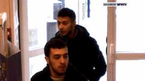 Salah Abdeslam (au second plan) au premier jour de sa cavale, le 14 novembre 2015.