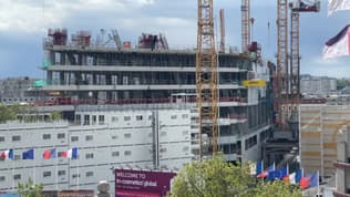 Débuté en février 2022, le chantier de la Tour Triangle prend de la hauteur en ce printemps 2024 dans le quartier de la Porte de Versailles à Paris.