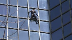 Alain Robert surnommé le Spiderman français a gravit près de 150 buildings dans le monde.